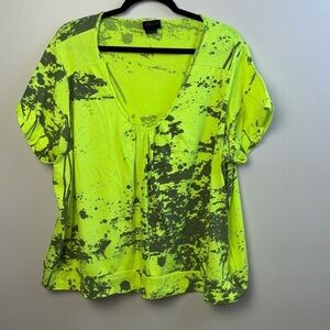 Torrid green and gray splatter short sleeve T-shirt. Size 4X. EUC.